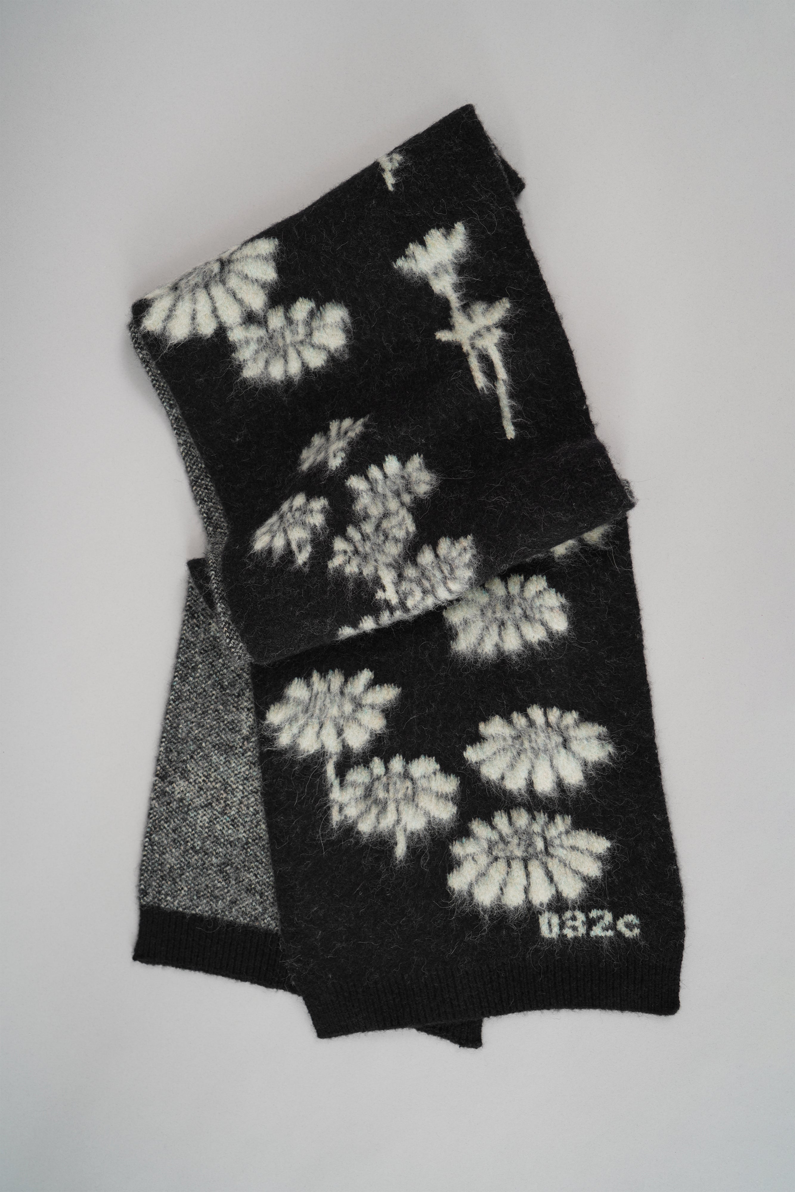 "MELTING DAISIES" SCARF - 032c