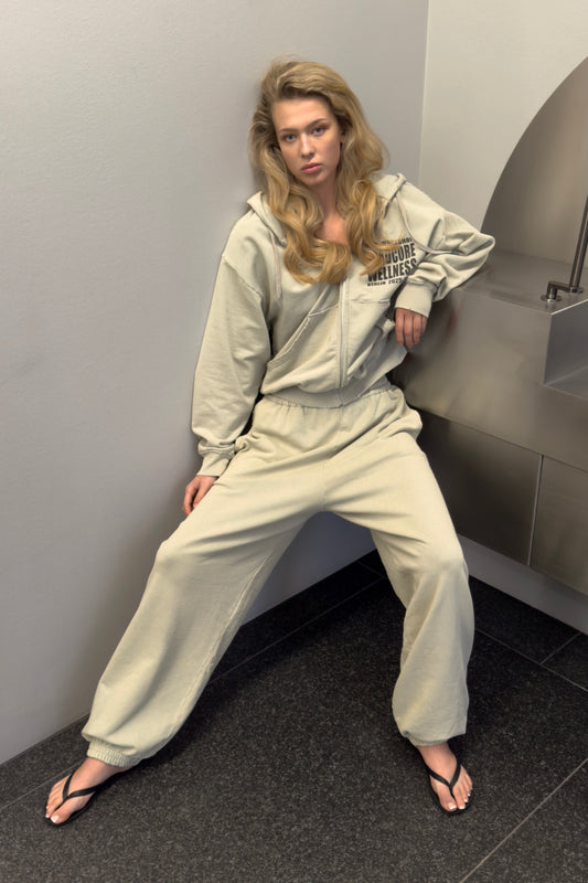"HARDCORE WELLNESS" OVERSIZED SWEATPANTS