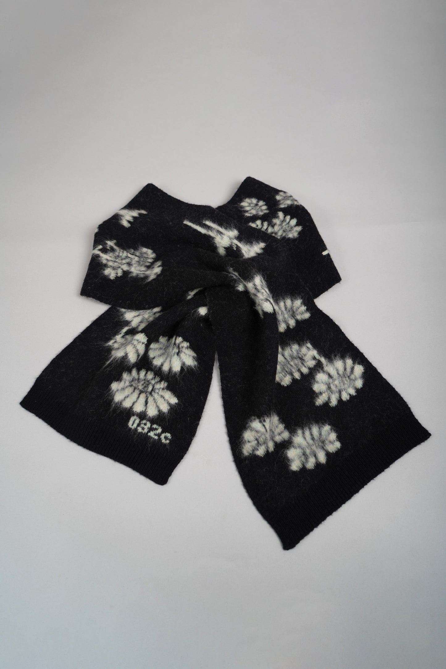 "MELTING DAISIES" SCARF