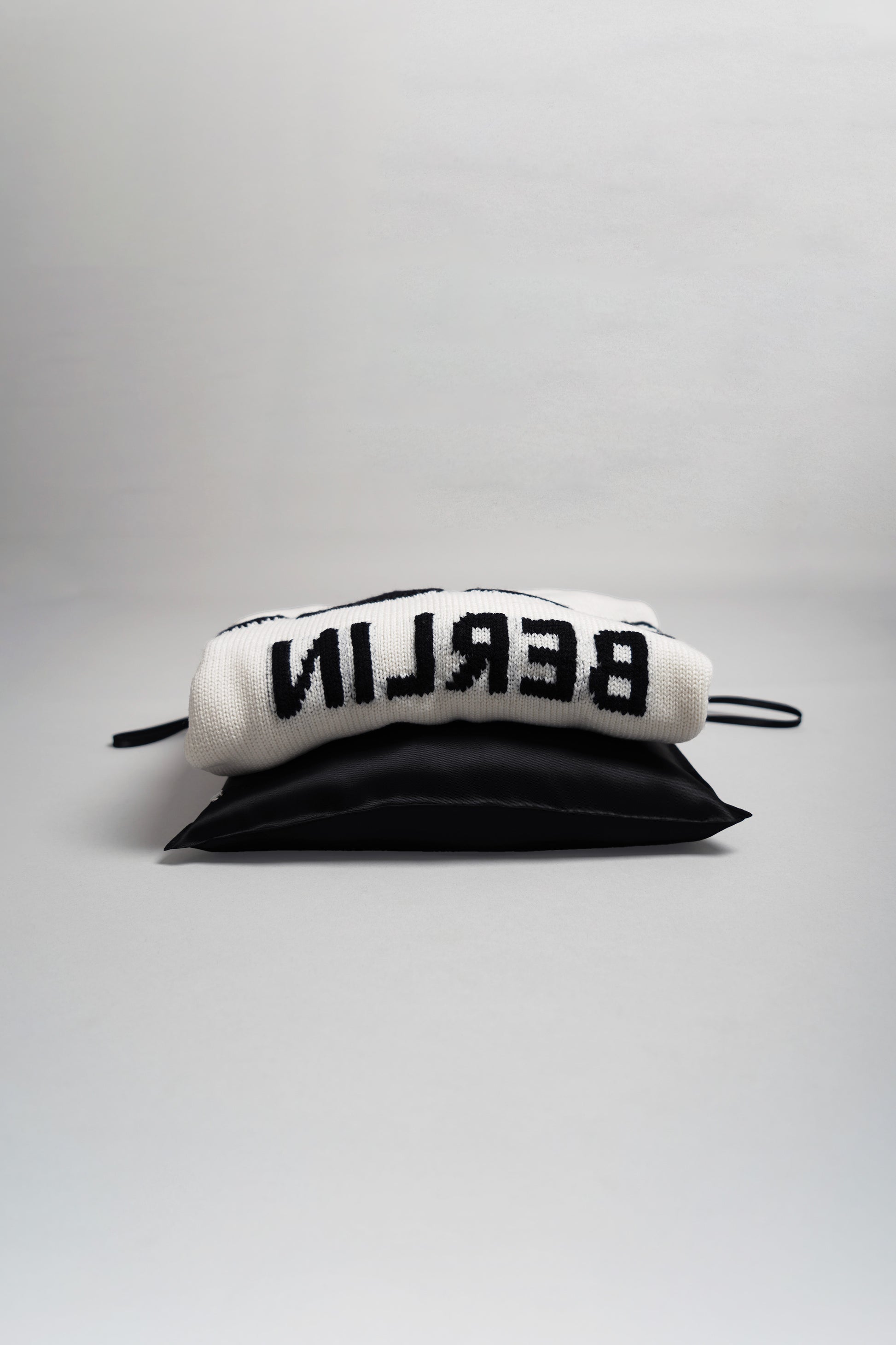 "SELFIE" SWEATER WHITE/BLACK